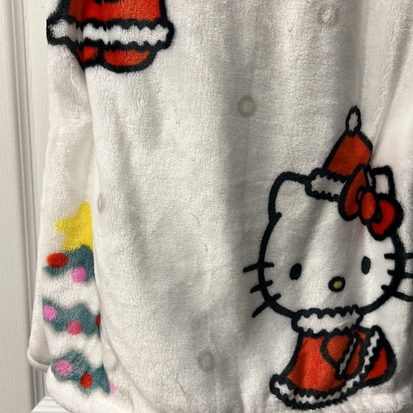 Plush Hello Kitty Blanket - Picture 2 of 2
